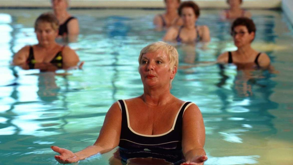 Fisioterapia acuática en adultos mayores.