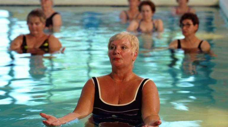 Fisioterapia acuática en adultos mayores.