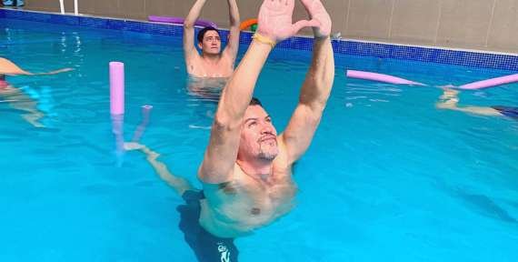 Yoga na piscina