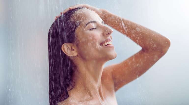¿Ducharse con agua fría realmente es bueno para la salud?